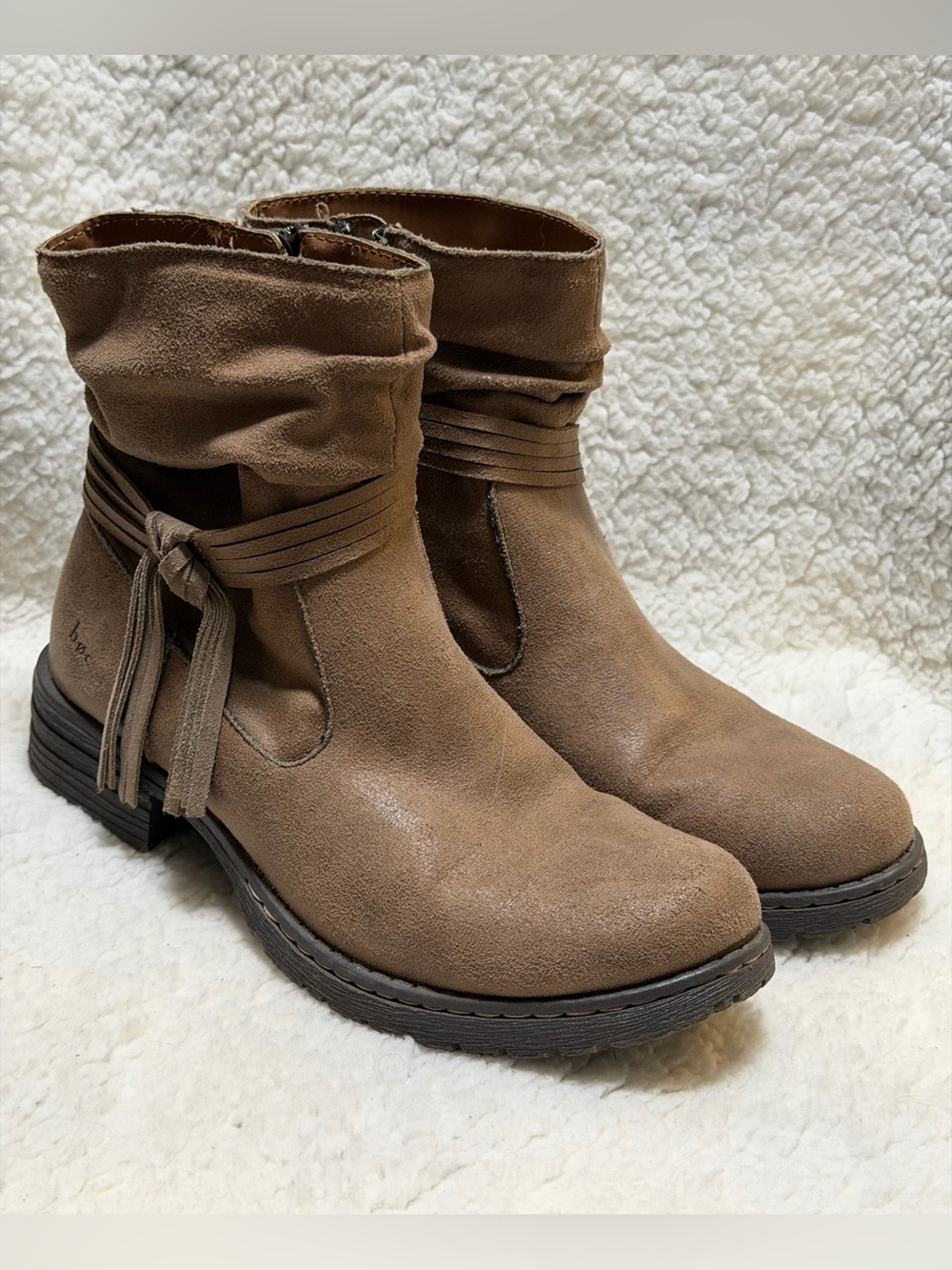 Born Cross Brown Taupe Distressed Ankle Boots Suede Women’s Size 7M Tassels EUC